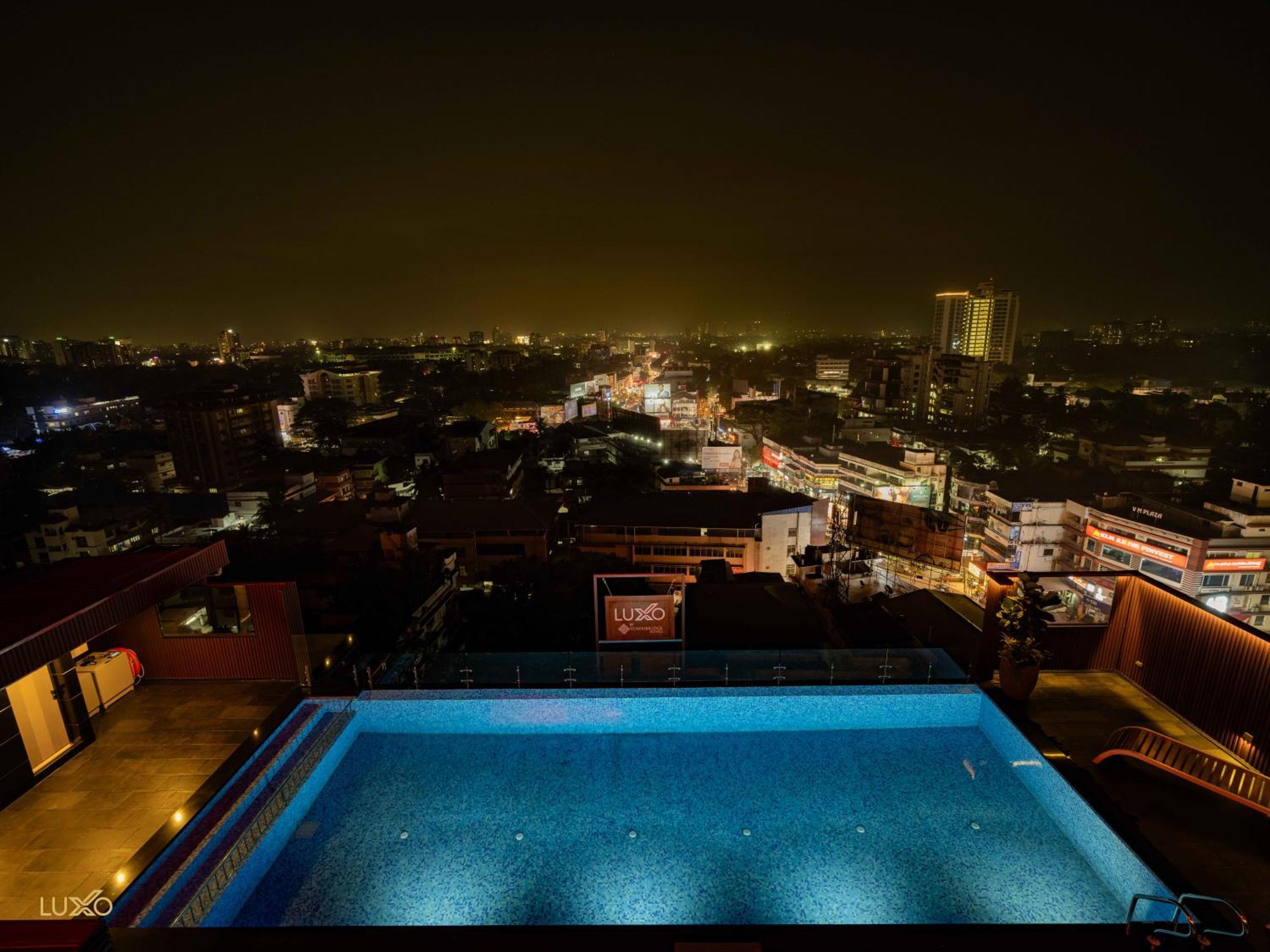 Luxo Kochi Hotel Екстериор снимка